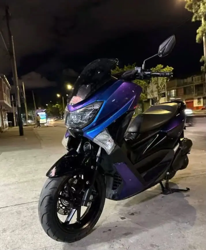 Scooter con pintura camaleón azul y morado