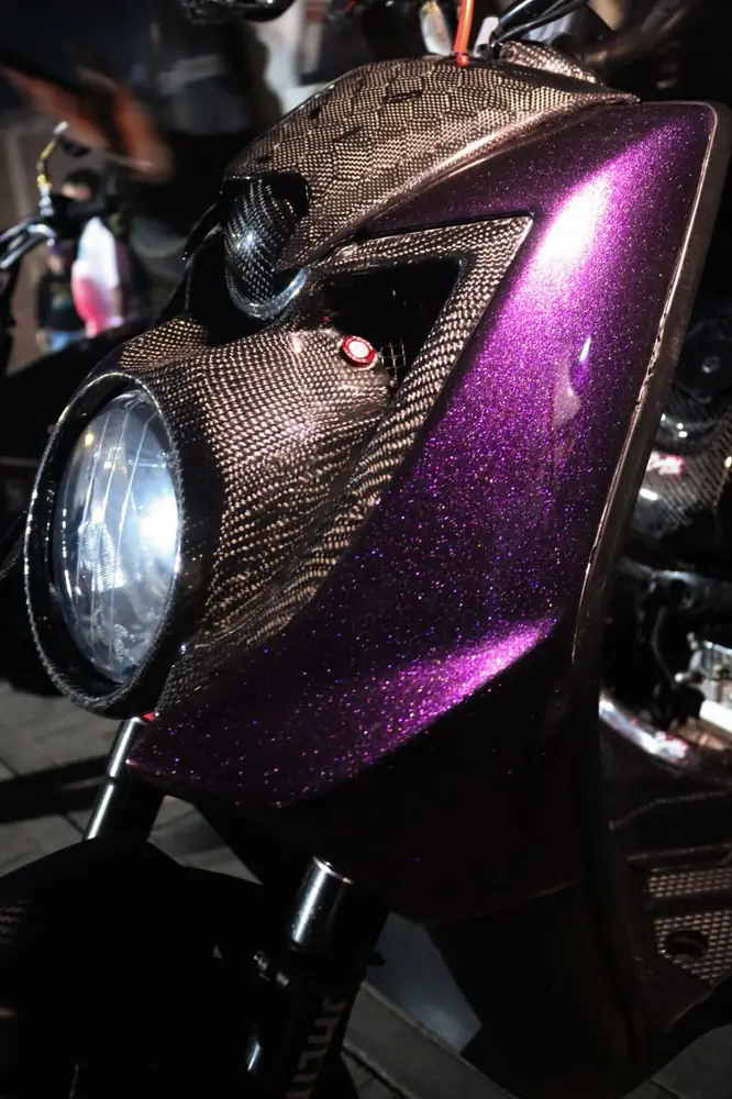 Carenaje en carbono con pintura metalflake morada