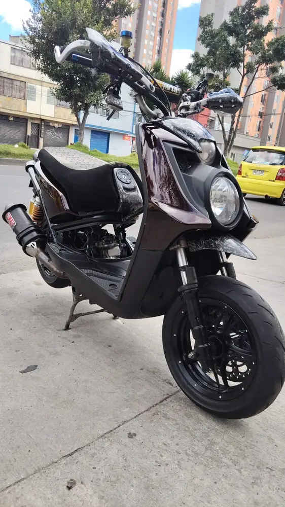 Scooter con el motor a la vista