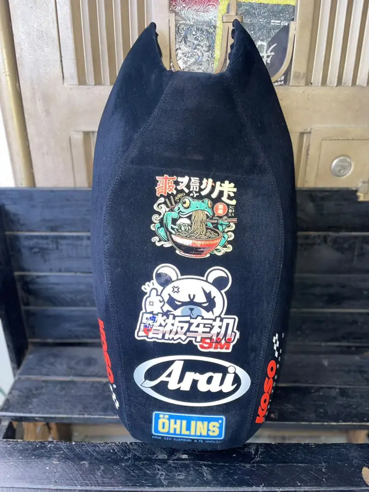 Asiento tapizado con logos personalizados
